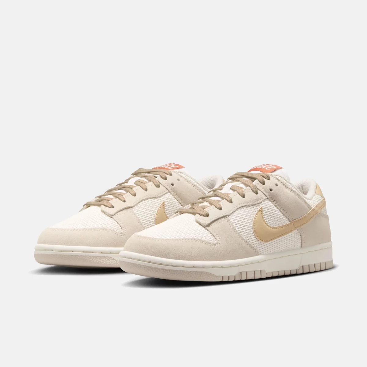 Nike - Nike Dunk Low SE Γυναικεία Sneakers - BEIG-WHITE (0340)